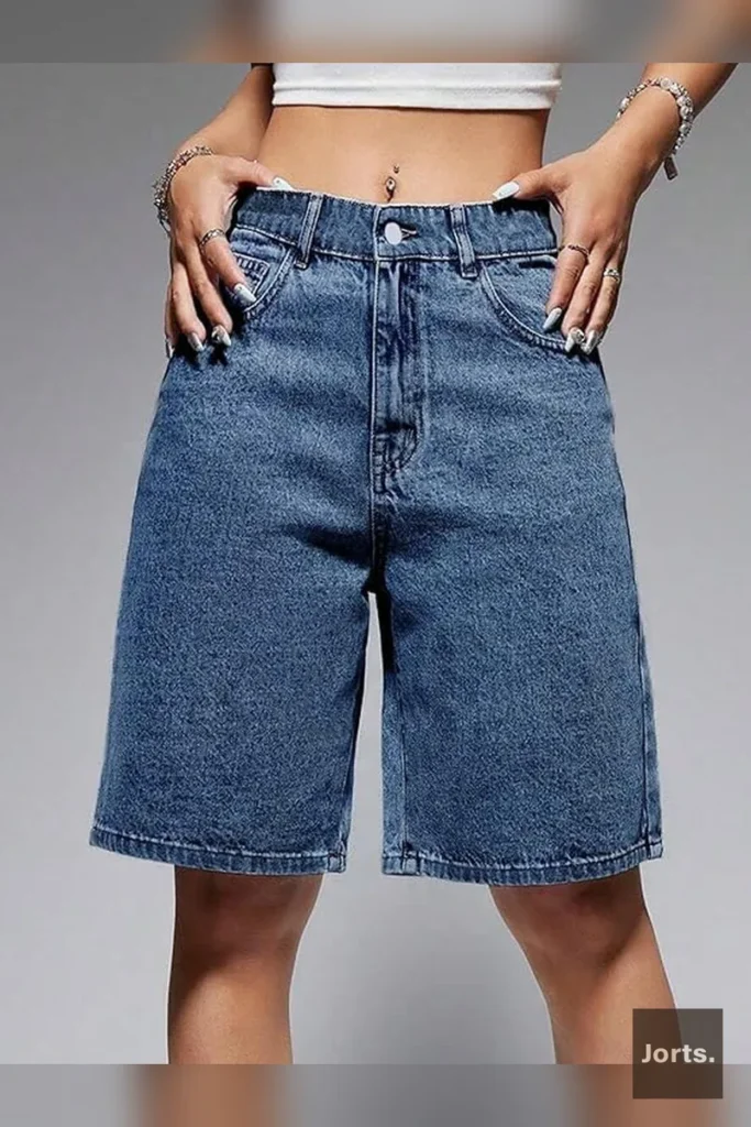 Model wearing black baggy cropped denim jorts with a casual Y2K outfit.